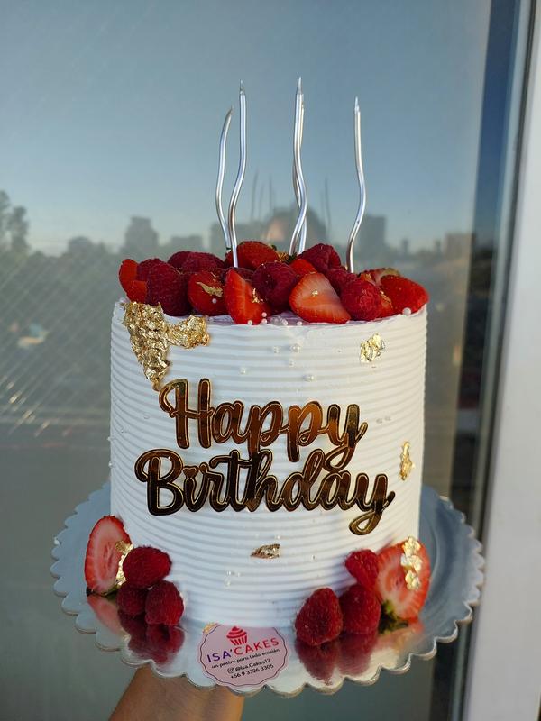 Torta de vainilla con fresas y frambuesas
